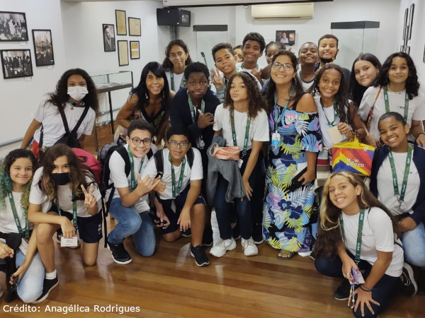 ALUNOS DA ESCOLA AZEVEDO SODRÉ VISITAM EXPOSIÇÃO NO MIS RJ