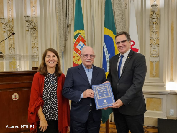 Presidente do MIS RJ participa de cerimônia no Clube Naval pelos 500 anos de Camões
