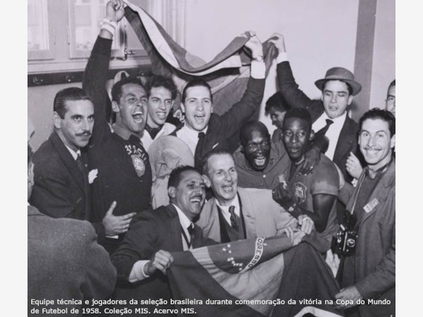 Final da Copa de 58!  É bola na rede na goleada brasileira sobre os suecos!