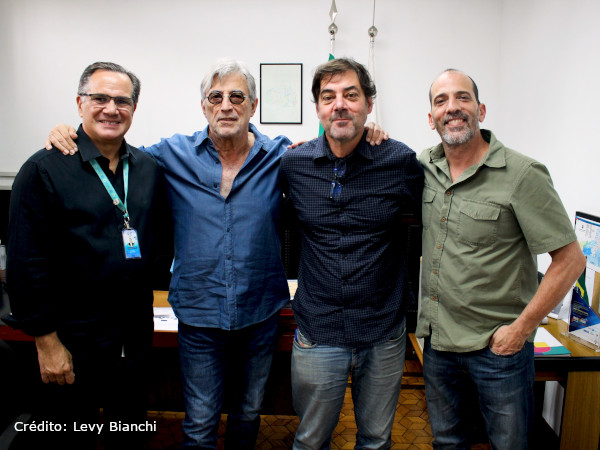 MÚSICO IVAN LINS DOA ACERVO PARA O MIS RJ