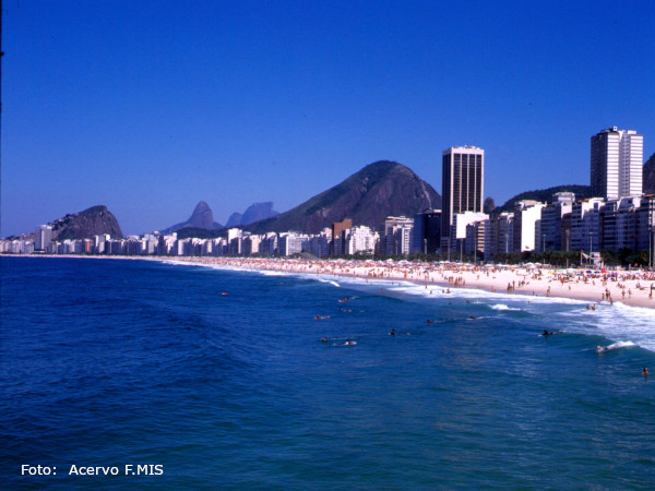 Artigo de Daiane Lopes: Por entre lentes e fatos - Copacabana em destaque no acervo Ronaldo Câmara da F.MIS