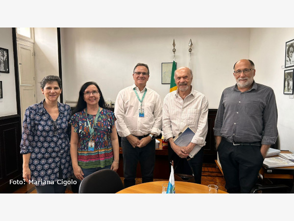 Maestros Júlio Medaglia e Gustavo Petri analisam partituras do acervo do MIS RJ